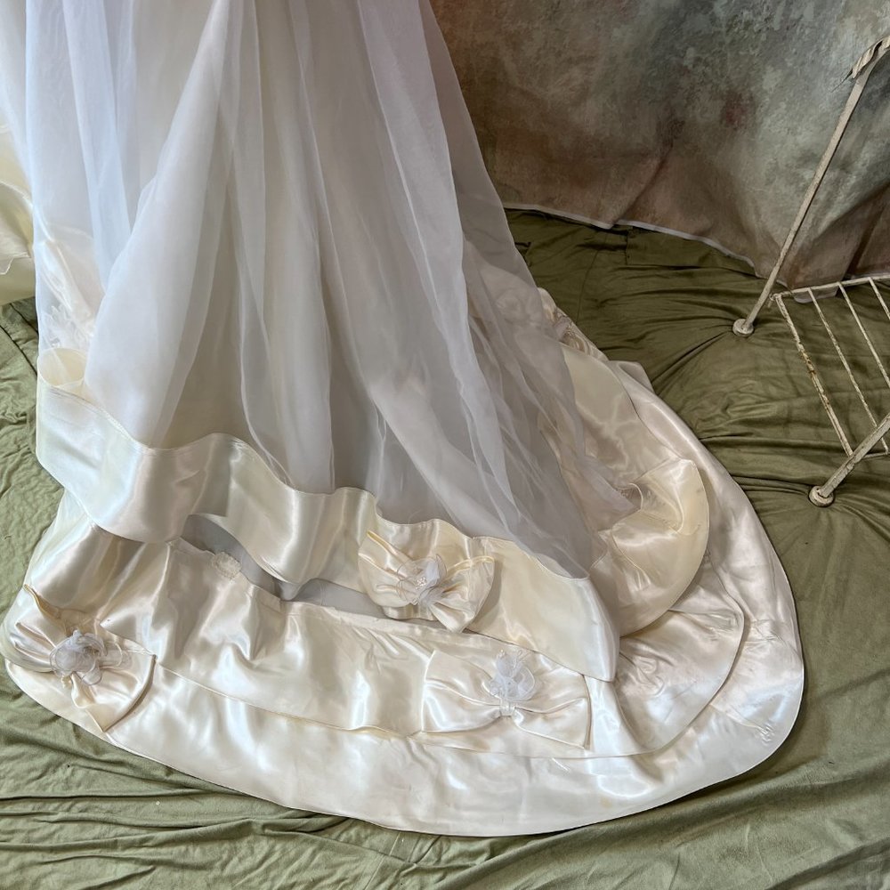 Vintage📌 Strapless Unique Tailored Wedding Gown with Long Train - Picture 5 of 16